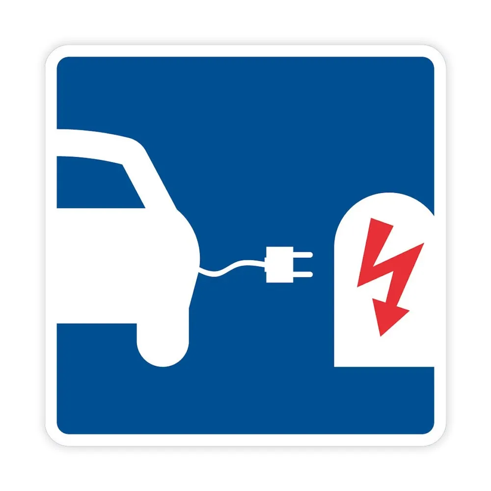 En glad kund provar sin toyota och vill direkt köpa en egen.